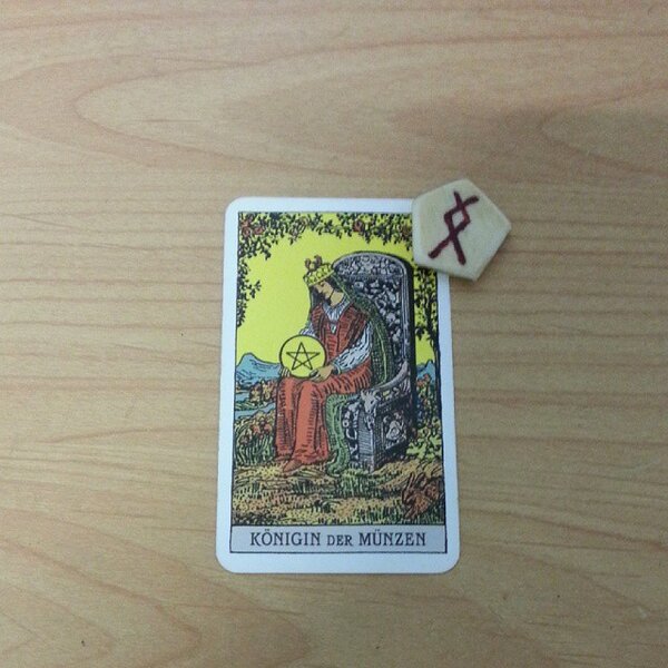 My daily #orakel Die Königin der Münzen und #Inguz #tarot #runen #runes #magie #esotherik