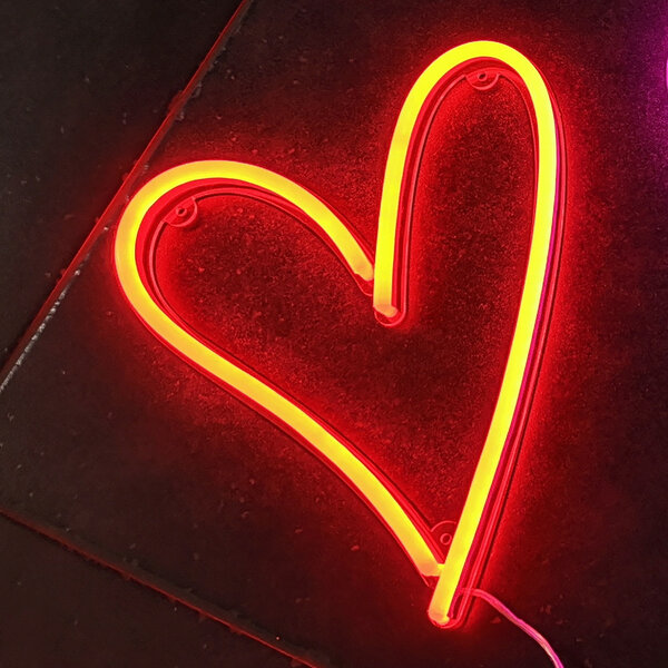 Bittersoet feestverhuur - Neon rood hart te huur