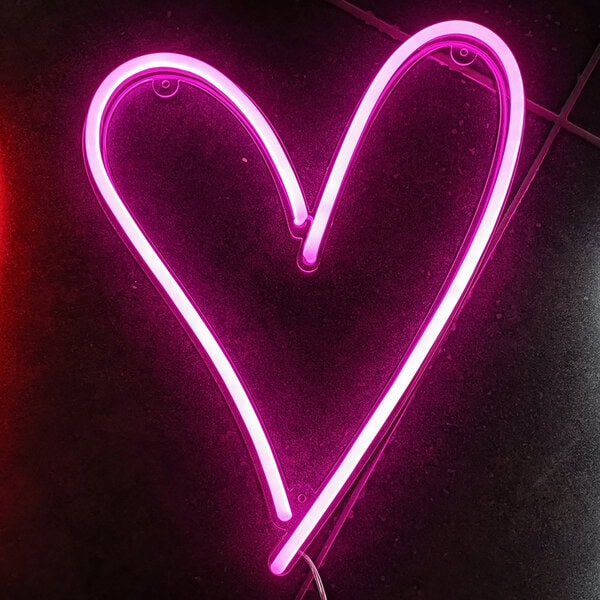Bittersoet feestverhuur - Neon roze hart te huur