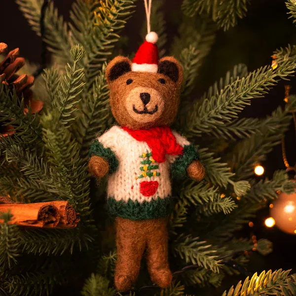 Osito con jersey navideño bufanda y gorro