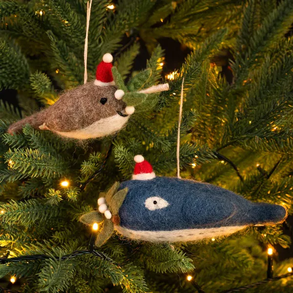 Unicornio marino con gorro de Navidad y acebo - Imagen 2