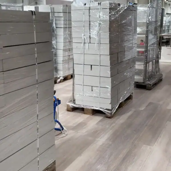 Transportsicher verpackte Möbel auf Paletten im Rahmen eines Ladenrückbau