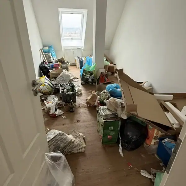 Messiwohnung in Erfurt – stark vermüllter Raum vor der Beräumung, durchgeführt von Entrümpelungspartner Thüringen