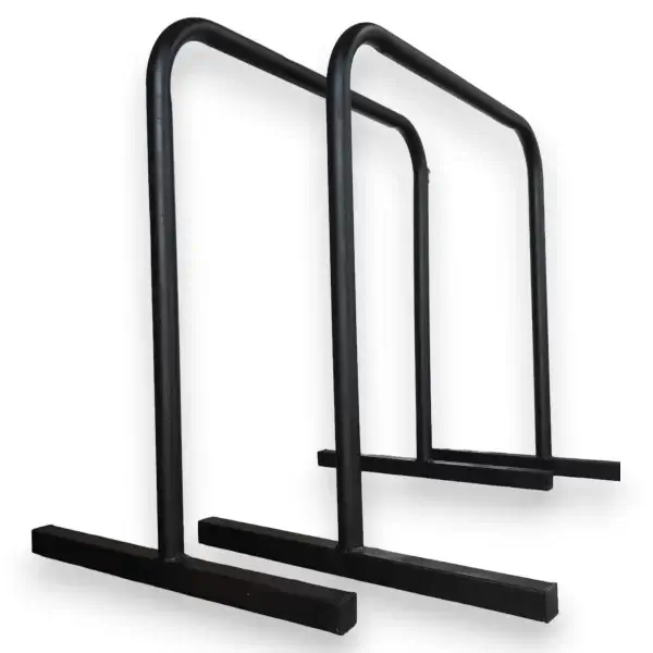 Para de barras paralelas de calistenia color negro con fondo blanco vista lateralmente