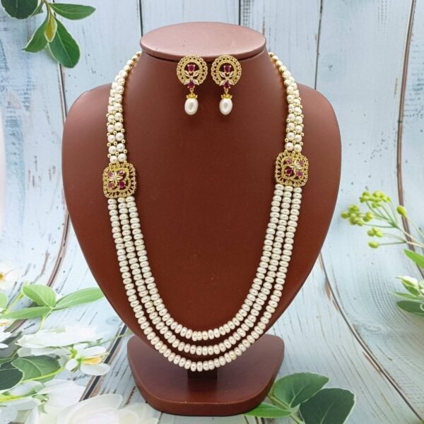 Side pendant pearl necklaces