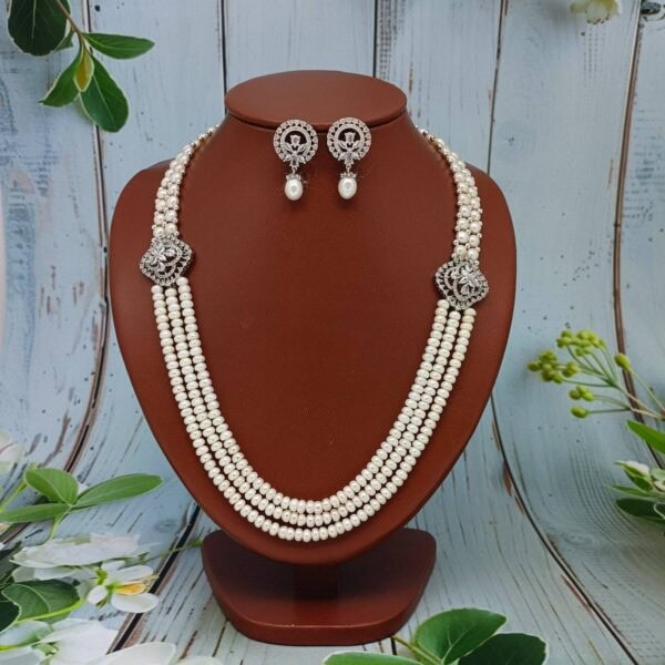 Side pendant pearl necklaces