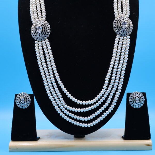 Alternative view of Natural Pearl Side Brooch