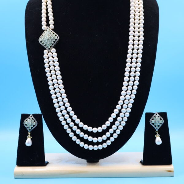 Alternative view of Round Pearl Side Brooch