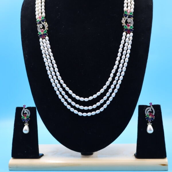 Alternative view of side brooch