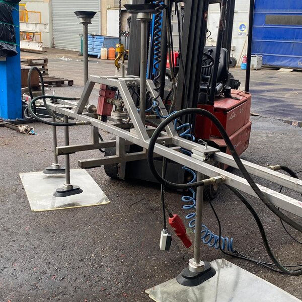 elevador eléctrico – 4 ventosas o 2 ventosas – dimensiones máximas 900 x 3000 mm – 150 kg acero inoxidable
