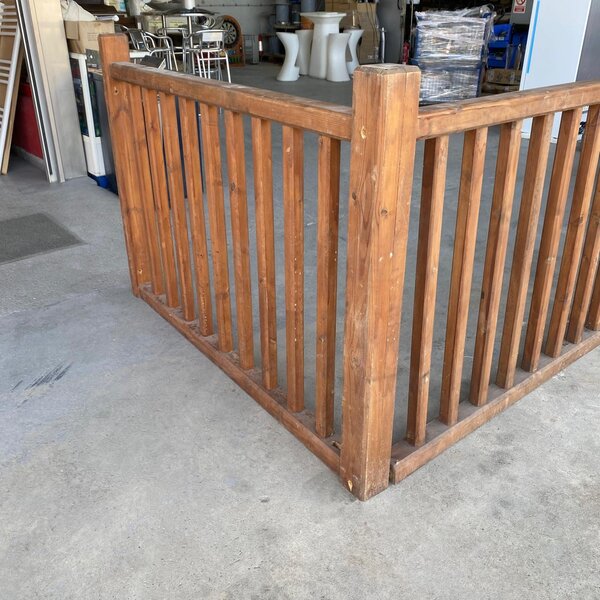 baranda de madera en l