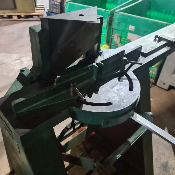 máquina de corte de ingletes accionada con el pie