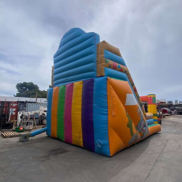 castillo hinchable con tobogán – modelo indios/tótems – 7 x 5,5 m