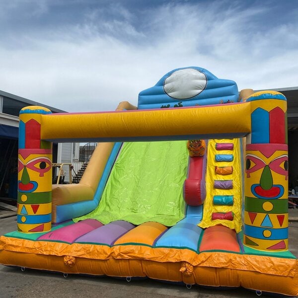 castillo hinchable con tobogán – modelo indios/tótems – 7 x 5,5 m