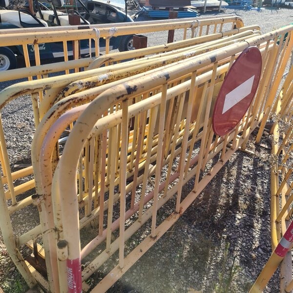 valla peatonal de metal amarilla