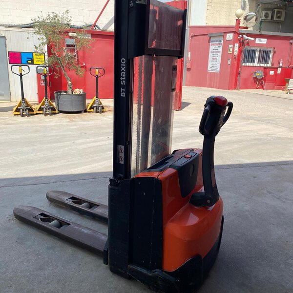 apilador eléctrico bt staxio swe120 – 1200kg – elevación 2,7m – 24v