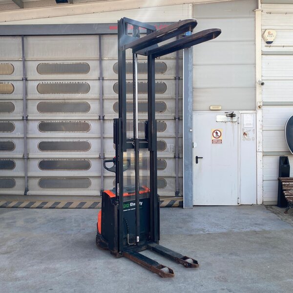 apilador eléctrico bt staxio swe120 – 1200kg – elevación 2,7m – 24v