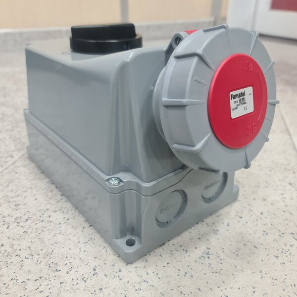 base industrial mural interblocante 3p+n+t, 63a 400v~. ip67