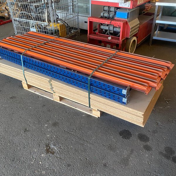 Estantería de picking con maderas, 4 mástiles metálicos y 16 travesaños para almacén o taller.