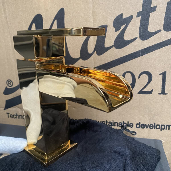 Grifo dorado brillante con salida tipo cascada del lote de grifería monomando