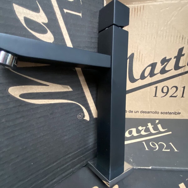 Detalle lateral de grifo negro mate incluido en lote de grifería monomando Martí 1921