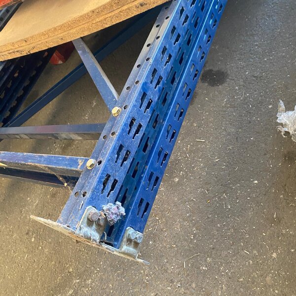 estantería industrial de segunda mano con 3 mástiles, 8 travesaños y tableros de madera