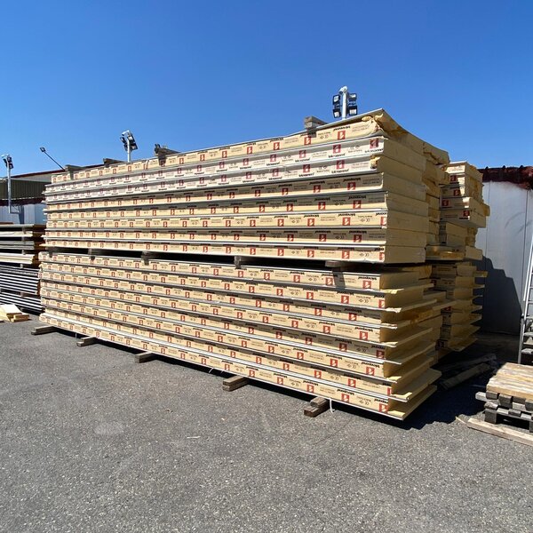 Panel sándwich frigorífico de 150 mm procedente de cámara no estrenada con marcas de manipulación.