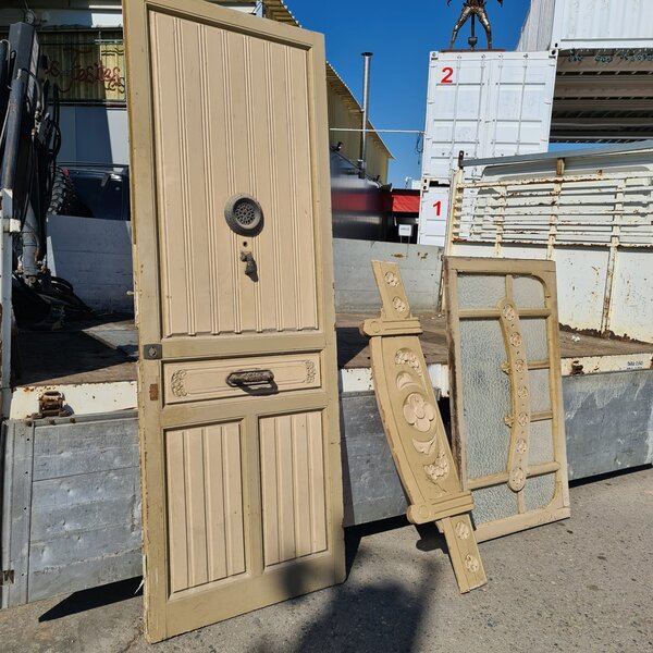 juego puerta y ventana de madera antigua decoración forja