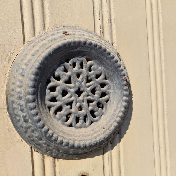 juego puerta y ventana de madera antigua decoración forja