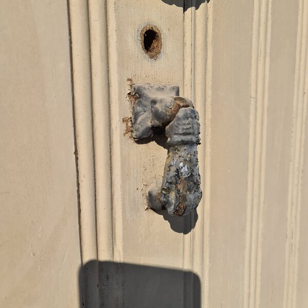 juego puerta y ventana de madera antigua decoración forja