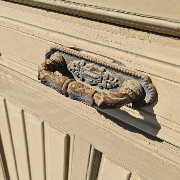 juego puerta y ventana de madera antigua decoración forja