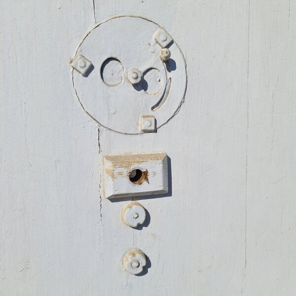 juego puerta y ventana de madera antigua decoración forja