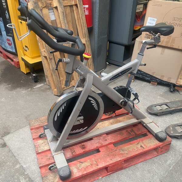 Bicicleta estática Vision Fitness ES700 de spinning usada sobre palet