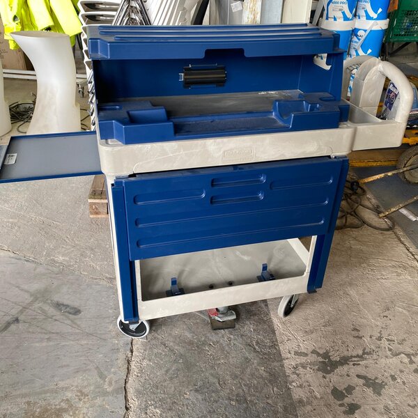 Carro de servicio Rubbermaid con estructura azul y gris para mantenimiento profesional