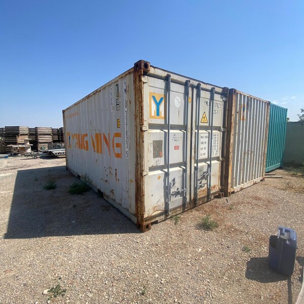 Contenedor marítimo usado 20 pies para almacén con exterior metálico y puertas dobles