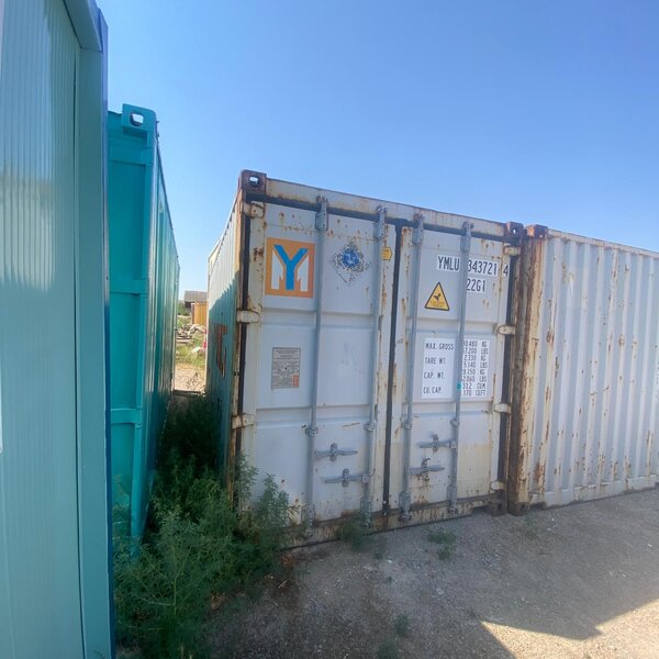 Vista frontal de contenedor marítimo usado 20 pies para almacenamiento en finca o taller