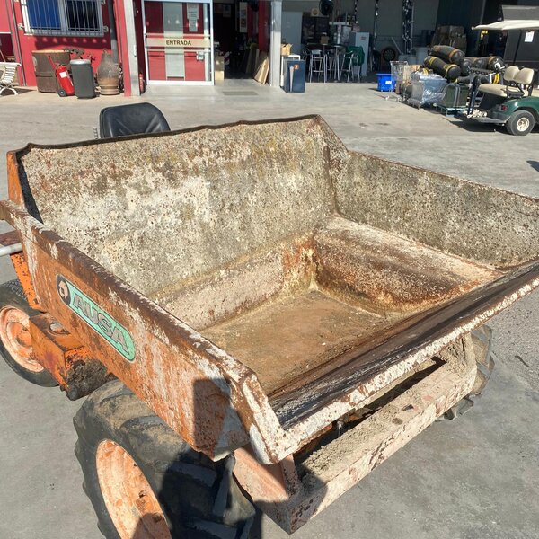 Interior de cuba de dumper AUSA volquete usado con óxido y desgaste visible