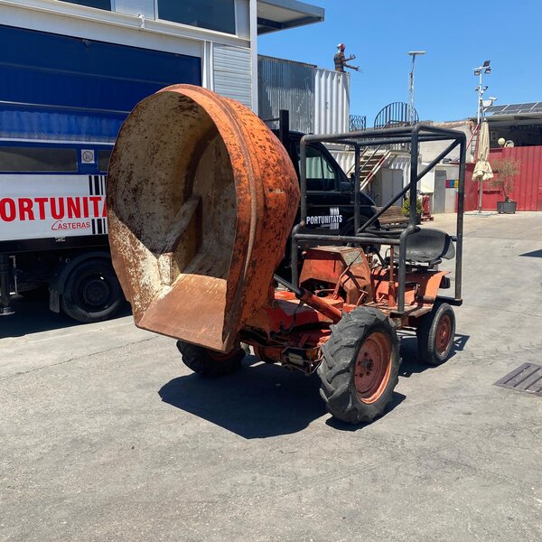 Vista lateral de dumper hormigonera AUSA usado diésel con cuba basculante