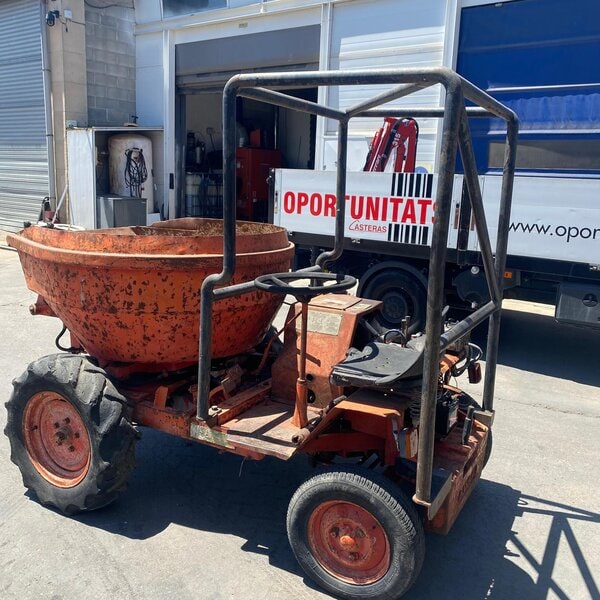 Zona de conductor de dumper hormigonera AUSA usado con estructura tubular de protección Título: Puesto conductor dumper AUSA 6 Nombre SEO: dumper-ausa-usado-cuba-giratoria-trasera Alt: Vista trasera de dumper hormigonera AUSA usado con cuba giratoria y neumáticos usados
