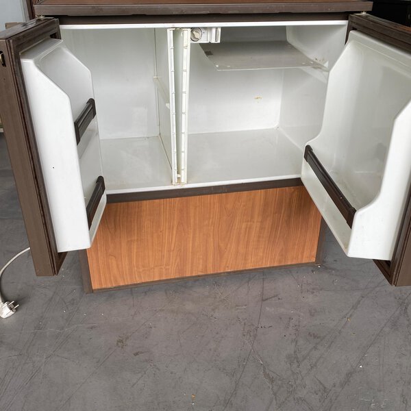 Interior de frigorífico bar Philips Whirlpool con doble puerta abierta.