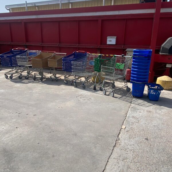 Lote completo de carros de compra supermercado usados y cestas comerciales