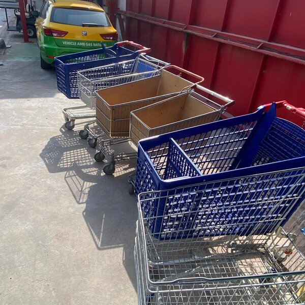 Lote de carros de compra supermercado usados con diferentes modelos