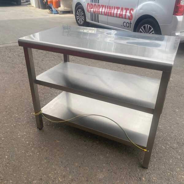 Mesa de trabajo inoxidable HELCESA 100x60 cm con estructura resistente y dos estantes inferiores