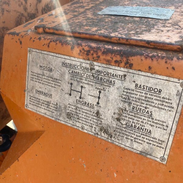 Placa de instrucciones de dumper AUSA volquete usado con información de marchas y engrase
