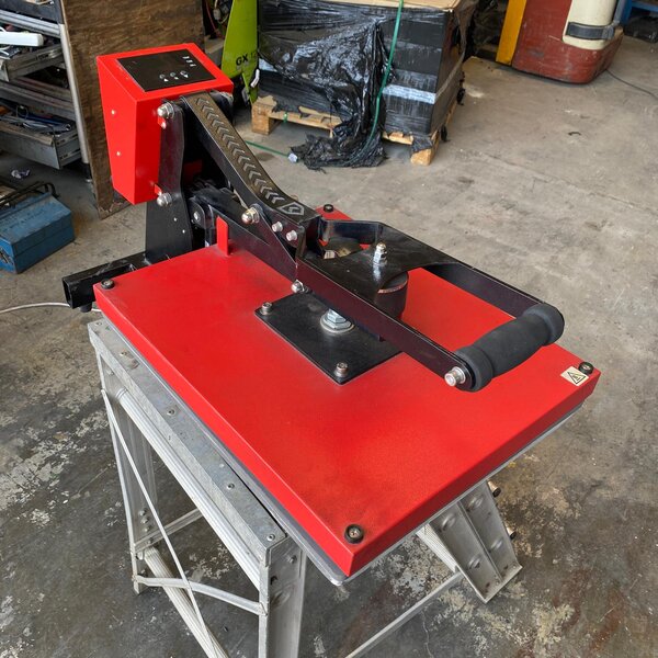 Plancha térmica transfer UHP-20MS 40x50 cm 1800W funcionando