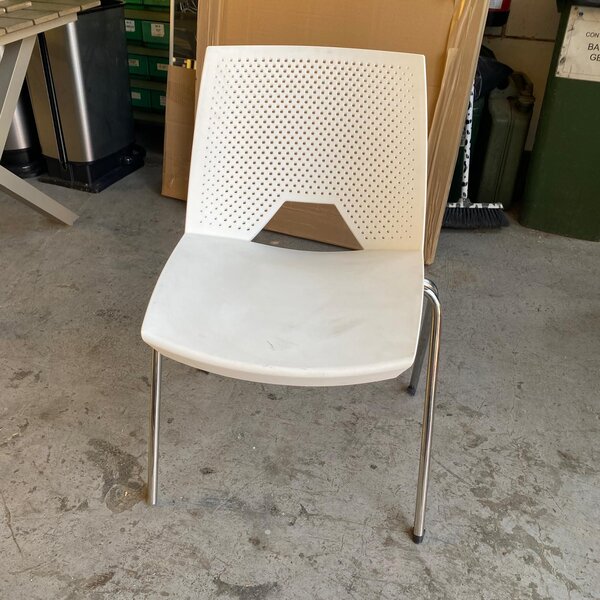 Silla apilable blanca usada con patas cromadas — venta mínimo 2 unidades - Imagen 2