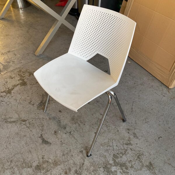 Silla apilable blanca usada con patas cromadas — venta mínimo 2 unidades - Imagen 4