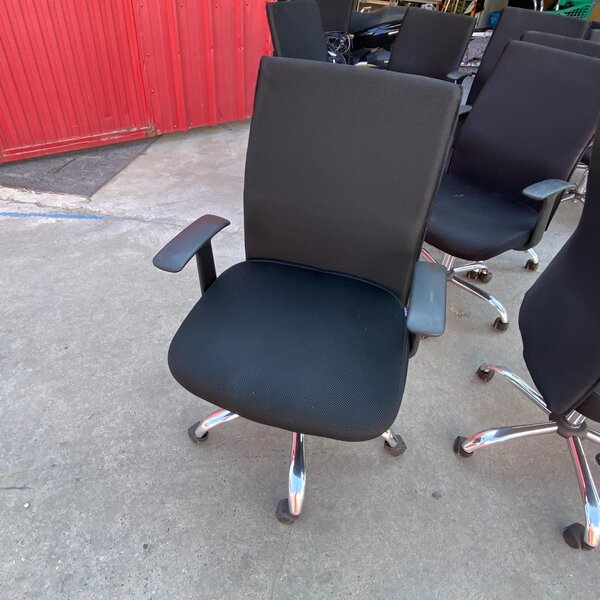 Silla de oficina giratoria negra usada con brazos y base cromada — venta por unidad - Imagen 2