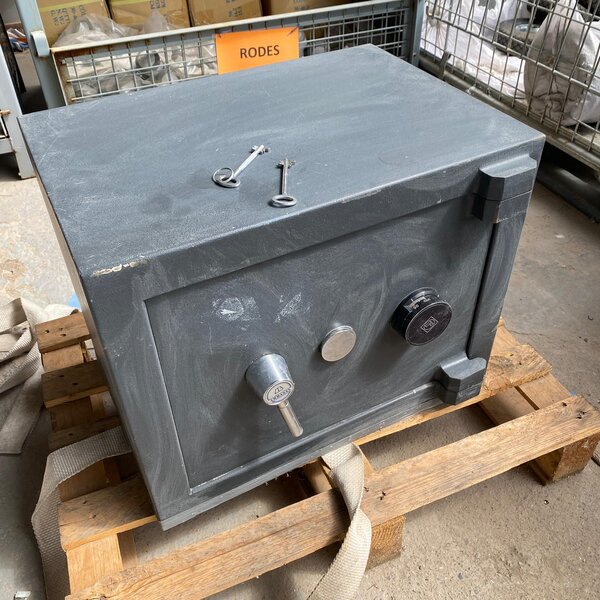Caja fuerte usada con llave de 55x39x44 cm sobre palet