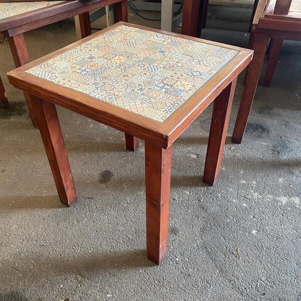 Mesa cuadrada de madera con azulejo estilo hidráulico